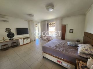 Casa alto padrão com 5/4 para vender em condomínio próximo da praia