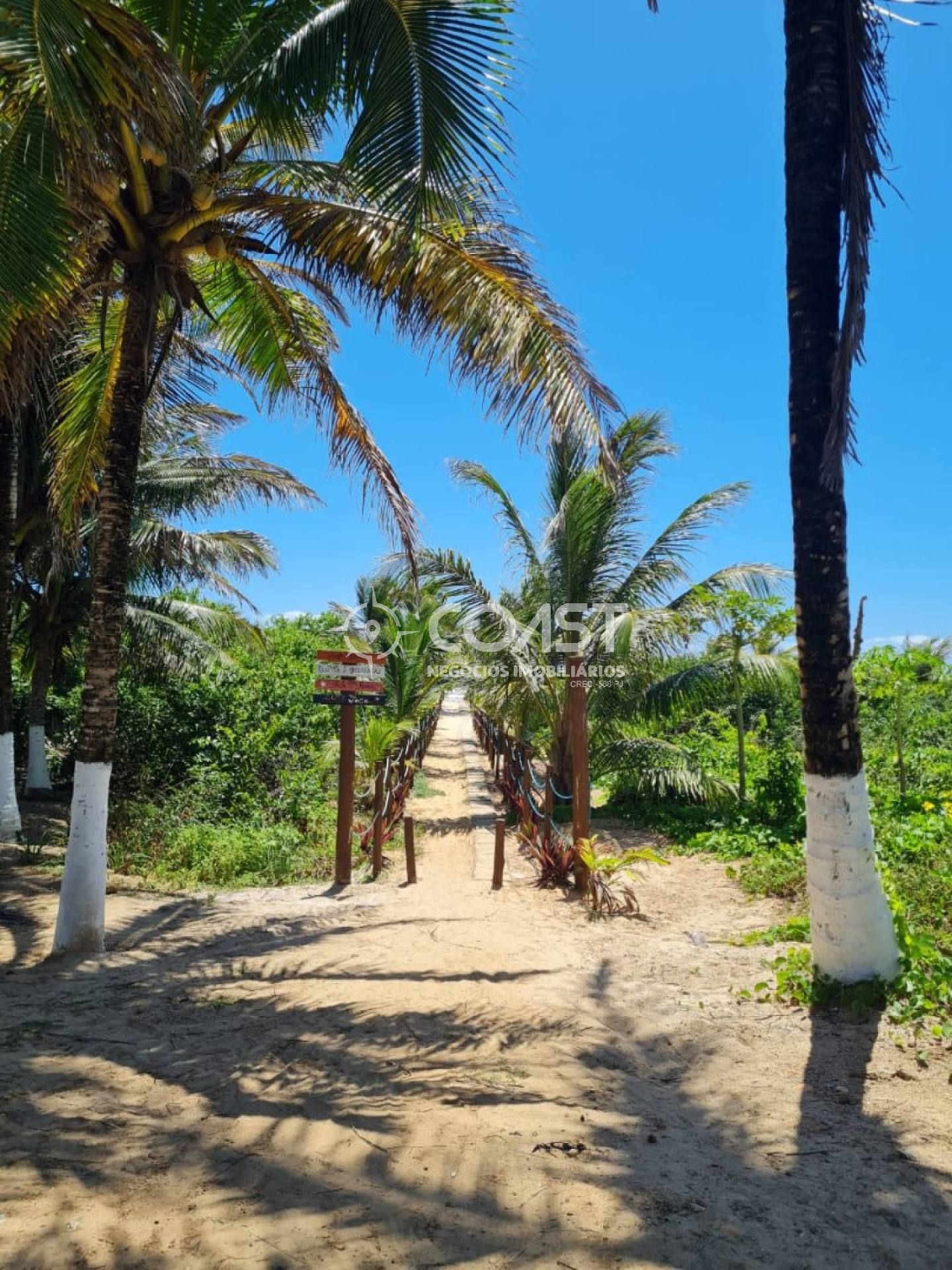 Vendo Excelente Casa com 3/4 em condomínio fechado em frente a praia