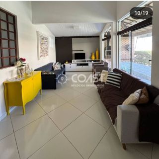 Vendo Excelente Casa com 3/4 em condomínio fechado em frente a praia