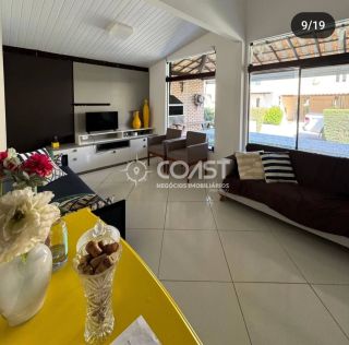 Vendo Excelente Casa com 3/4 em condomínio fechado em frente a praia