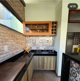 Vendo Excelente Casa com 3/4 em condomínio fechado em frente a praia