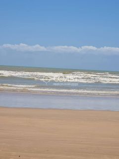 Vendo Excelente Casa com 3/4 em condomínio fechado em frente a praia