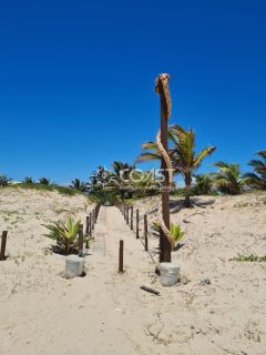 Vendo Excelente Casa com 3/4 em condomínio fechado em frente a praia