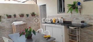 Vendo excelente casa com 2/4 sendo uma suíte e um quintalzão esperando por você!