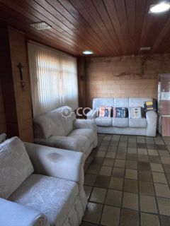 VENDO EXCELENTE CASA AMPLA COM 4 QUARTOS, SENDO 3 SUÍTES, EXCELENTE ESPAÇO