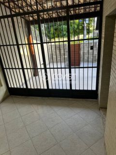 VENDO EXCELENTE CASA AMPLA COM 4 QUARTOS, SENDO 3 SUÍTES, EXCELENTE ESPAÇO