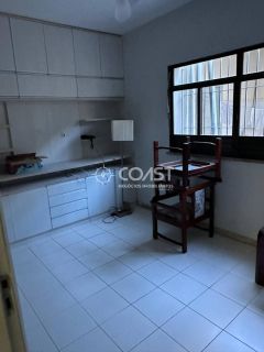 VENDO EXCELENTE CASA AMPLA COM 4 QUARTOS, SENDO 3 SUÍTES, EXCELENTE ESPAÇO