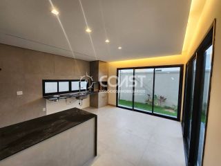 Vendo Excelente Casa no Padang Beach – 261m² | 2 Suítes com Closet | Pé na Areia!