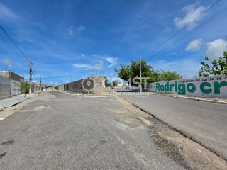 Vendo Casa na Aruana com 2 Quartos, Quintal Amplo e Escritura – Ótima Oportunidade!