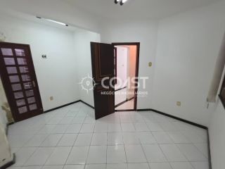 ALUGO CASA ESPAÇOSA COM 4 QUARTOS EM LOCALIZAÇÃO PRIVILEGIADA!