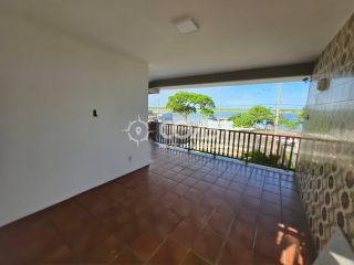 Vendo Casa Frente Mar com Vista Espetacular e Localização Privilegiada