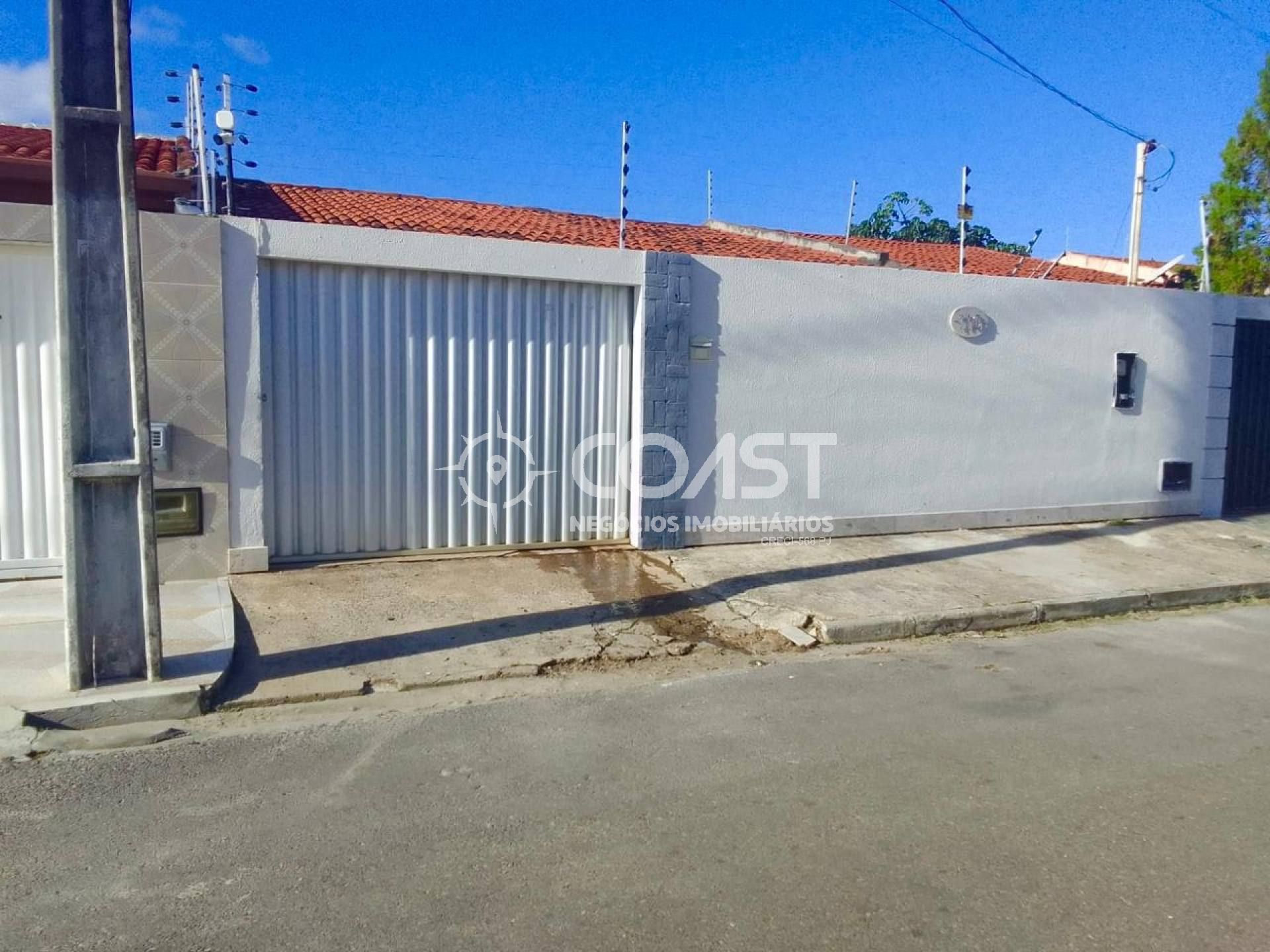 VENDO Casa na Aruana com 3 quartos, sendo 1 suíte, e garagem