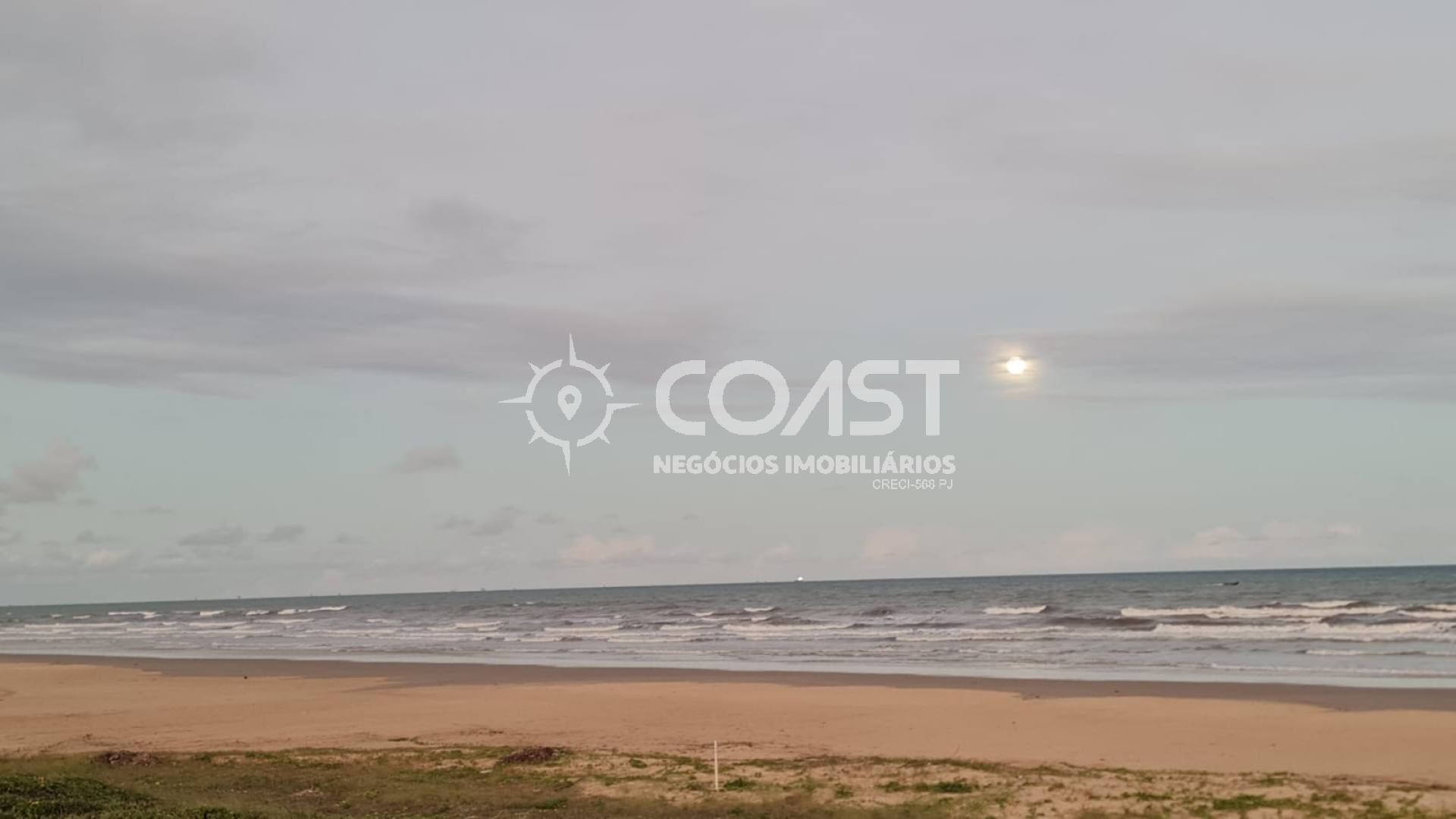 VENDO CASA EM COND. FRENTE MAR, 4 QUARTOS SENDO 2 SUÍTES.