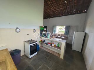 VENDO CHÁCARA ESCRITURADA COM CASA, DEPENDÊNCIA E ÁREA VERDE EXUBERANTE