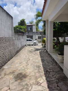 Vendo imóvel comercial no São José: 8 quartos, 3 suítes e 12 vagas.