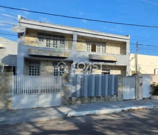 ALUGA-SE CASA AMPLA NA FAROLÂNDIA COM 5 QUARTOS, SUÍTE E 2 VAGAS DE GARAGEM!