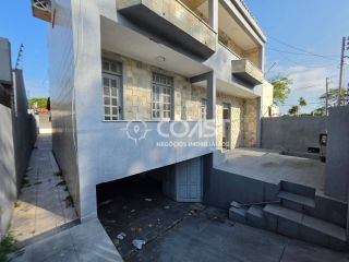 ALUGA-SE CASA AMPLA NA FAROLÂNDIA COM 5 QUARTOS, SUÍTE E 2 VAGAS DE GARAGEM!