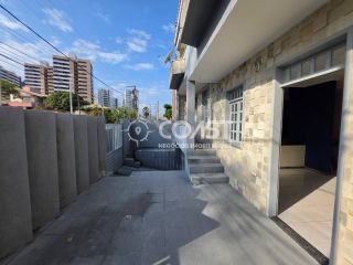 ALUGA-SE CASA AMPLA NA FAROLÂNDIA COM 5 QUARTOS, SUÍTE E 2 VAGAS DE GARAGEM!