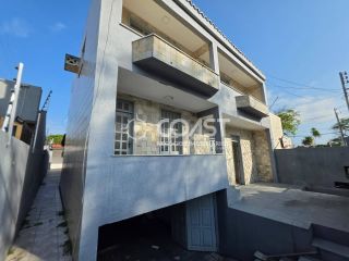 ALUGA-SE CASA AMPLA NA FAROLÂNDIA COM 5 QUARTOS, SUÍTE E 2 VAGAS DE GARAGEM!