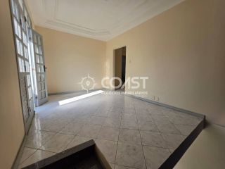 ALUGA-SE CASA AMPLA NA FAROLÂNDIA COM 5 QUARTOS, SUÍTE E 2 VAGAS DE GARAGEM!