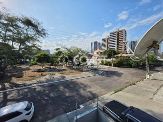ALUGA-SE CASA AMPLA NA FAROLÂNDIA COM 5 QUARTOS, SUÍTE E 2 VAGAS DE GARAGEM!