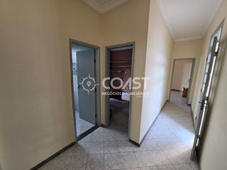 ALUGA-SE CASA AMPLA NA FAROLÂNDIA COM 5 QUARTOS, SUÍTE E 2 VAGAS DE GARAGEM!