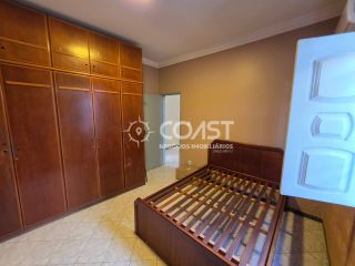 ALUGA-SE CASA AMPLA NA FAROLÂNDIA COM 5 QUARTOS, SUÍTE E 2 VAGAS DE GARAGEM!