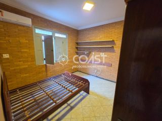 ALUGA-SE CASA AMPLA NA FAROLÂNDIA COM 5 QUARTOS, SUÍTE E 2 VAGAS DE GARAGEM!