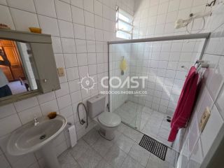 ALUGA-SE CASA AMPLA NA FAROLÂNDIA COM 5 QUARTOS, SUÍTE E 2 VAGAS DE GARAGEM!