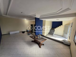 ALUGA-SE CASA AMPLA NA FAROLÂNDIA COM 5 QUARTOS, SUÍTE E 2 VAGAS DE GARAGEM!