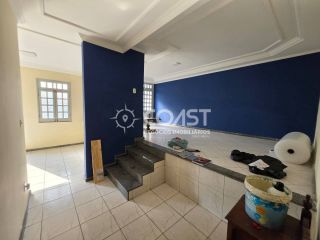 ALUGA-SE CASA AMPLA NA FAROLÂNDIA COM 5 QUARTOS, SUÍTE E 2 VAGAS DE GARAGEM!