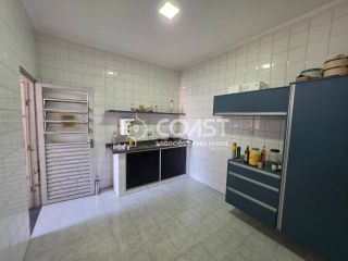 ALUGA-SE CASA AMPLA NA FAROLÂNDIA COM 5 QUARTOS, SUÍTE E 2 VAGAS DE GARAGEM!