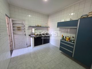 ALUGA-SE CASA AMPLA NA FAROLÂNDIA COM 5 QUARTOS, SUÍTE E 2 VAGAS DE GARAGEM!