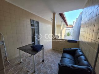ALUGA-SE CASA AMPLA NA FAROLÂNDIA COM 5 QUARTOS, SUÍTE E 2 VAGAS DE GARAGEM!
