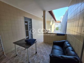 ALUGA-SE CASA AMPLA NA FAROLÂNDIA COM 5 QUARTOS, SUÍTE E 2 VAGAS DE GARAGEM!