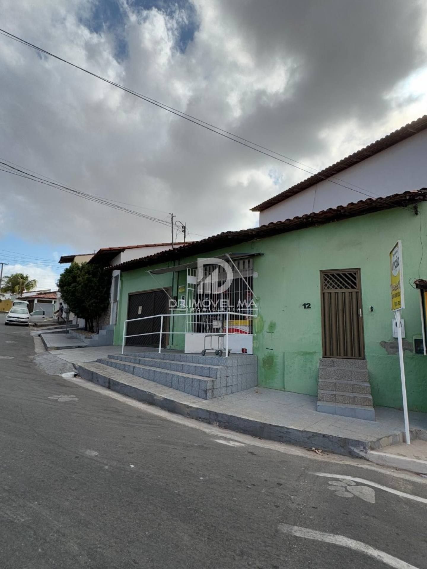 Casa Duplex com Ponto Comercial na Avenida Principal do Residencial Pinheiros