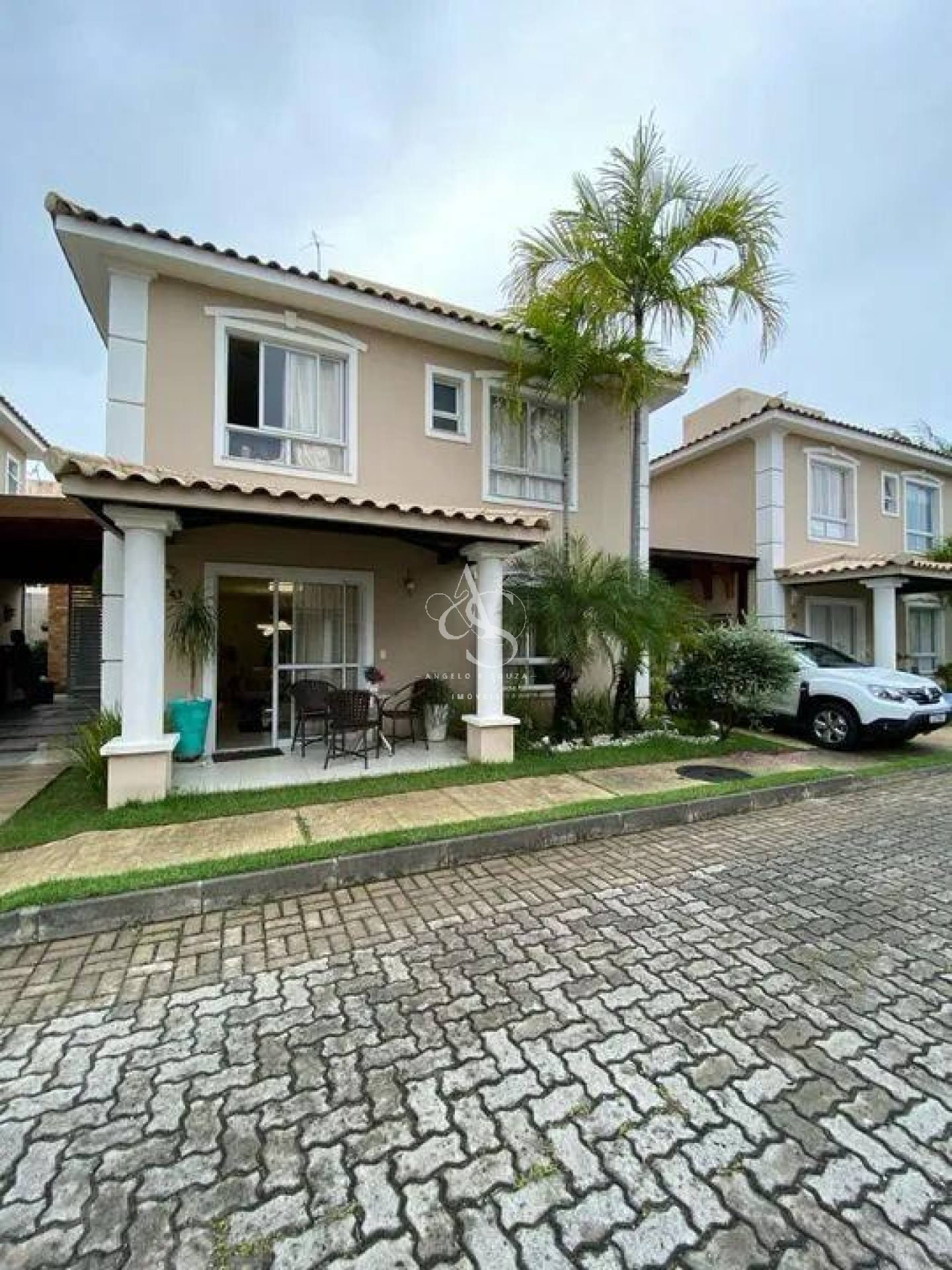 Casa solta em condomínio / Stella Maris