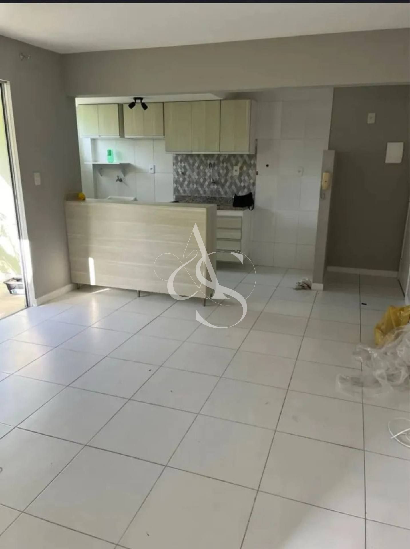 Apartamento Aconchegante 1/4 com Varanda, Armários e Excelente Localização!