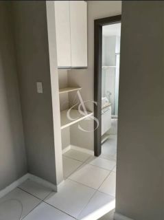 Apartamento Aconchegante 1/4 com Varanda, Armários e Excelente Localização!