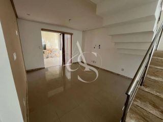 Casa Duplex Solta em condomínio fechado.  Condomínio com 9 casas.