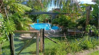 Sítio 3.080 m² completo em Jambeiro – Casa 4/4 com suíte, piscina e pomar formado – Lauro de Freitas – R$ 330.000