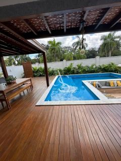 Mansão de Luxo no Alphaville Litoral Norte 1 – 5 Suítes, Piscina e Acabamento Exclusivo