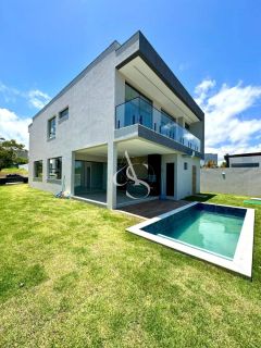 Casa à Venda em Alphaville Litoral Norte 2 –  4 suítes - Alto Padrão, Amplitude e Sofisticação