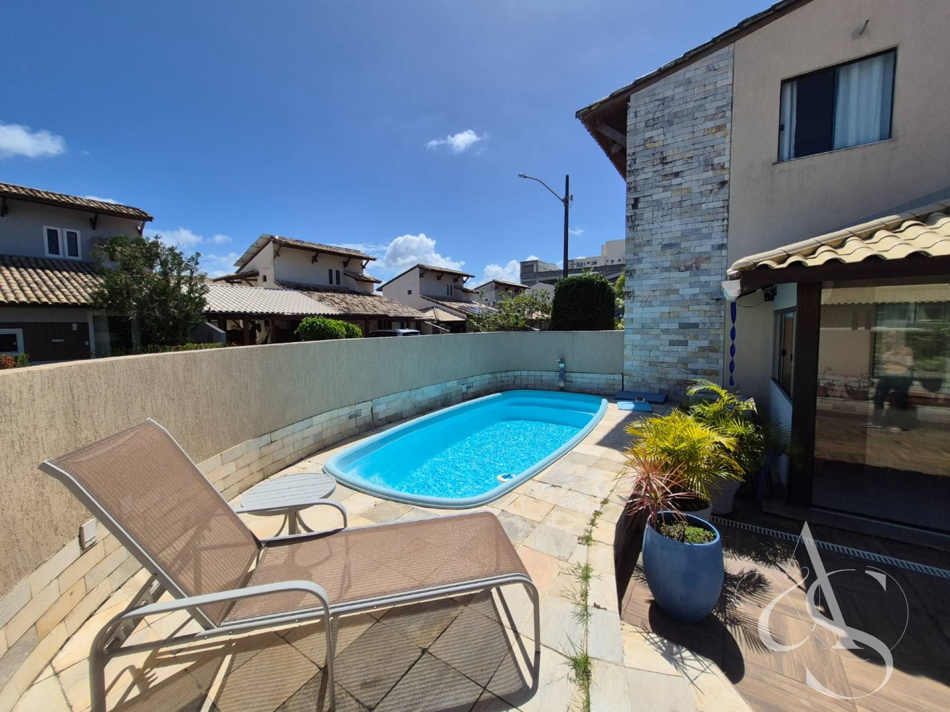 CASA COM 3 SUÍTES E EXCELENTE ACABAMENTO, LAURO DE FREITAS COM ENERGIA SOLAR