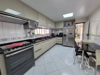 CASA COM 3 SUÍTES E EXCELENTE ACABAMENTO, LAURO DE FREITAS COM ENERGIA SOLAR