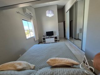 CASA COM 3 SUÍTES E EXCELENTE ACABAMENTO, LAURO DE FREITAS COM ENERGIA SOLAR