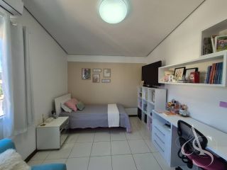 CASA COM 3 SUÍTES E EXCELENTE ACABAMENTO, LAURO DE FREITAS COM ENERGIA SOLAR