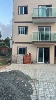 Village 2/4 com Suíte a 150m da Praia – Farol de Itapuã | 82m² | Piscina | R$ 420 mil