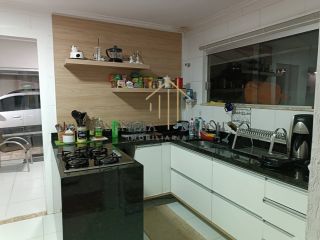 Ampla Casa em Condomínio à Venda – 4 Quartos, 3 Suítes – Próximo à Estrada do Coco | Abrantes