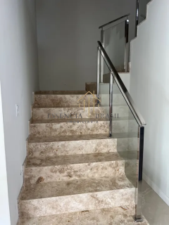 EXCELENTE CASA DUPLEX  com 5 suítes, em Condomínio Clube a 200 metros da Estrada do Côco